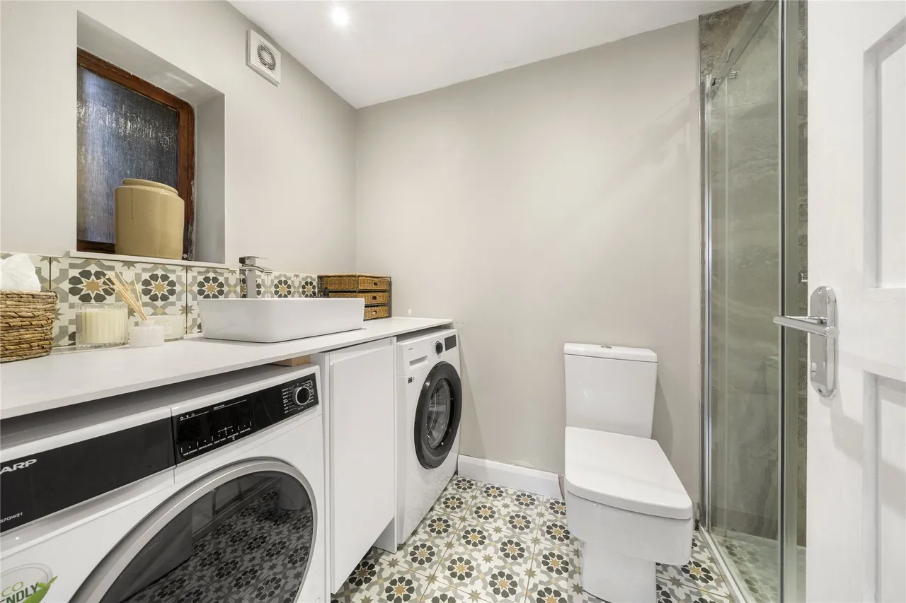 Farm Road, Esher, Surrey, KT10, photo 7