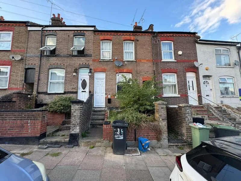3 bed house for sale — Milton Road, Luton LU1 5HZ