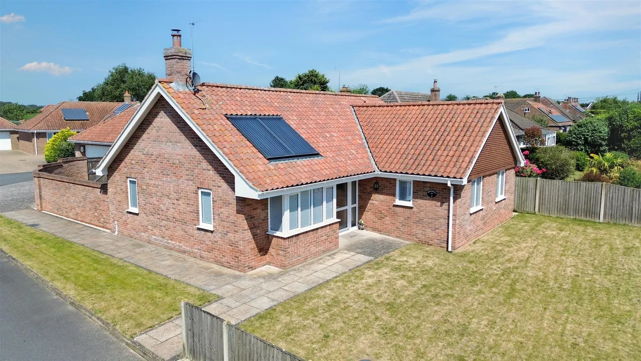 3 bed house for sale, John William Way, Bodham, NR25