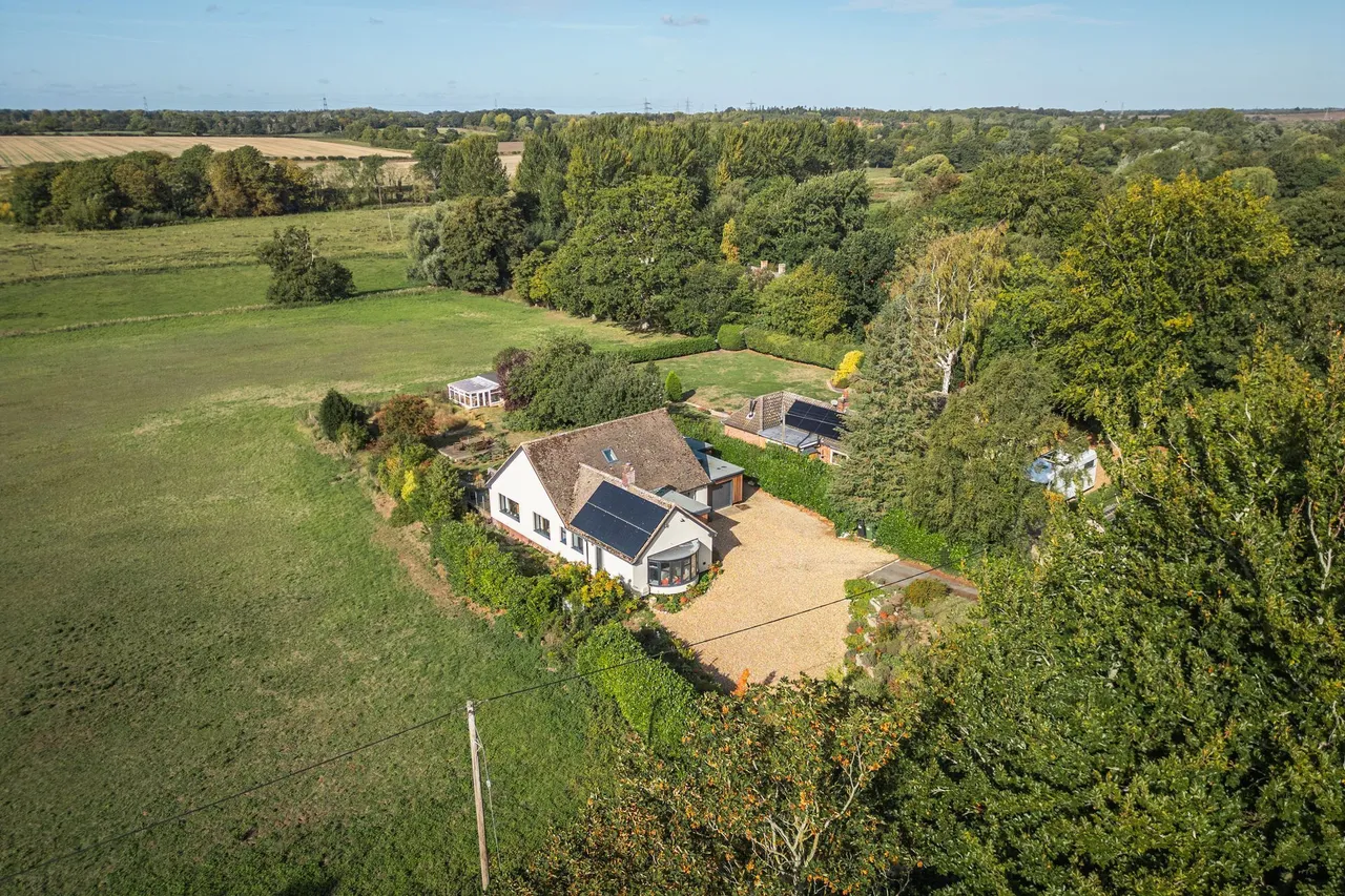 Versatile Detached Home in Stoke Holy, photo 4