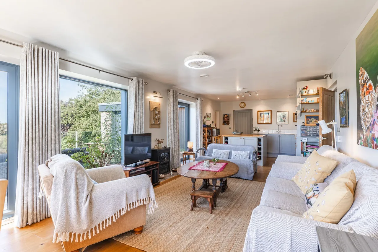 Versatile Detached Home in Stoke Holy, photo 6