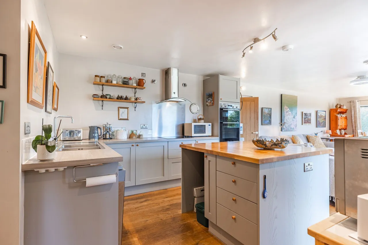 Versatile Detached Home in Stoke Holy, photo 2