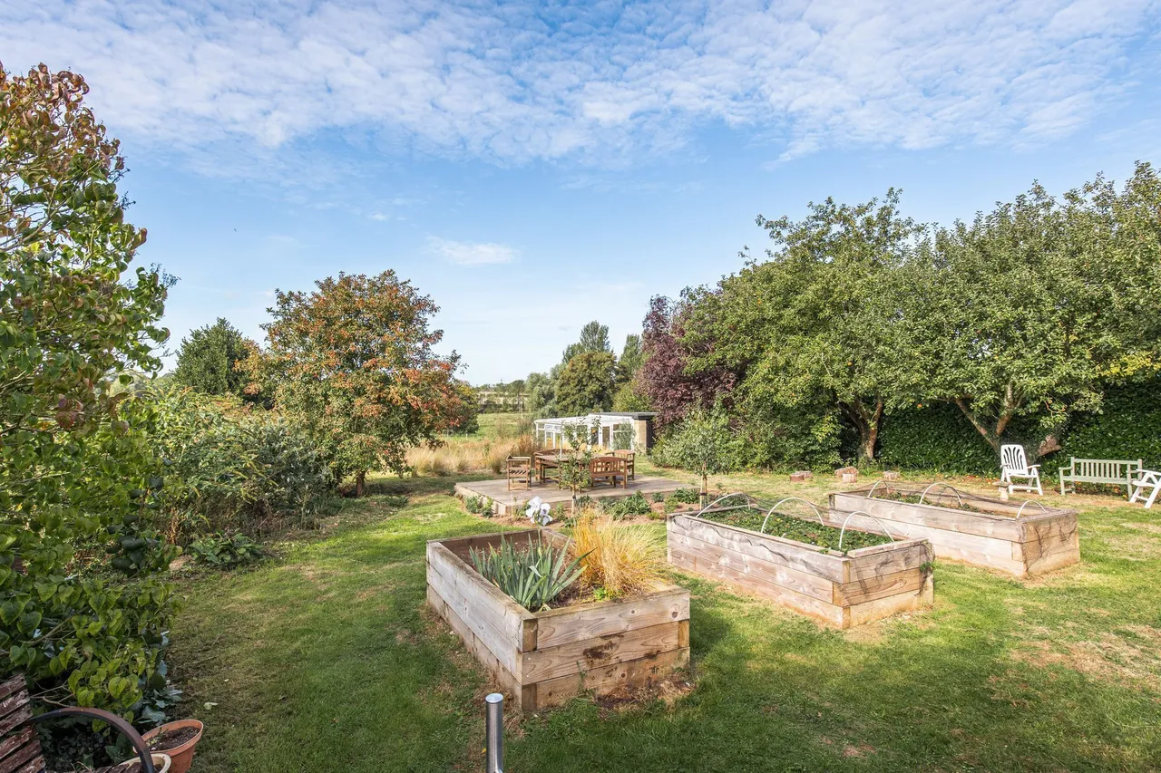 Versatile Detached Home in Stoke Holy, photo 18