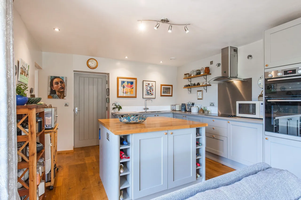 Versatile Detached Home in Stoke Holy, photo 7