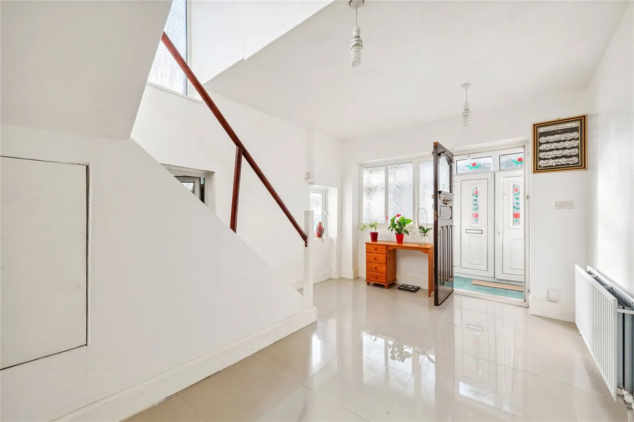 Chambers Lane, London, photo 2