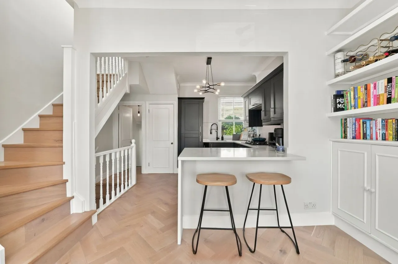 2 bed flat for sale, Dingwall Road, Earlsfield, SW18