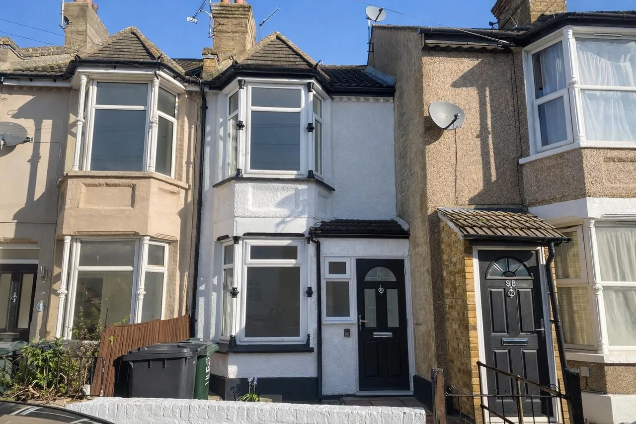 2 bed house to rent — Milton Road, Swanscombe