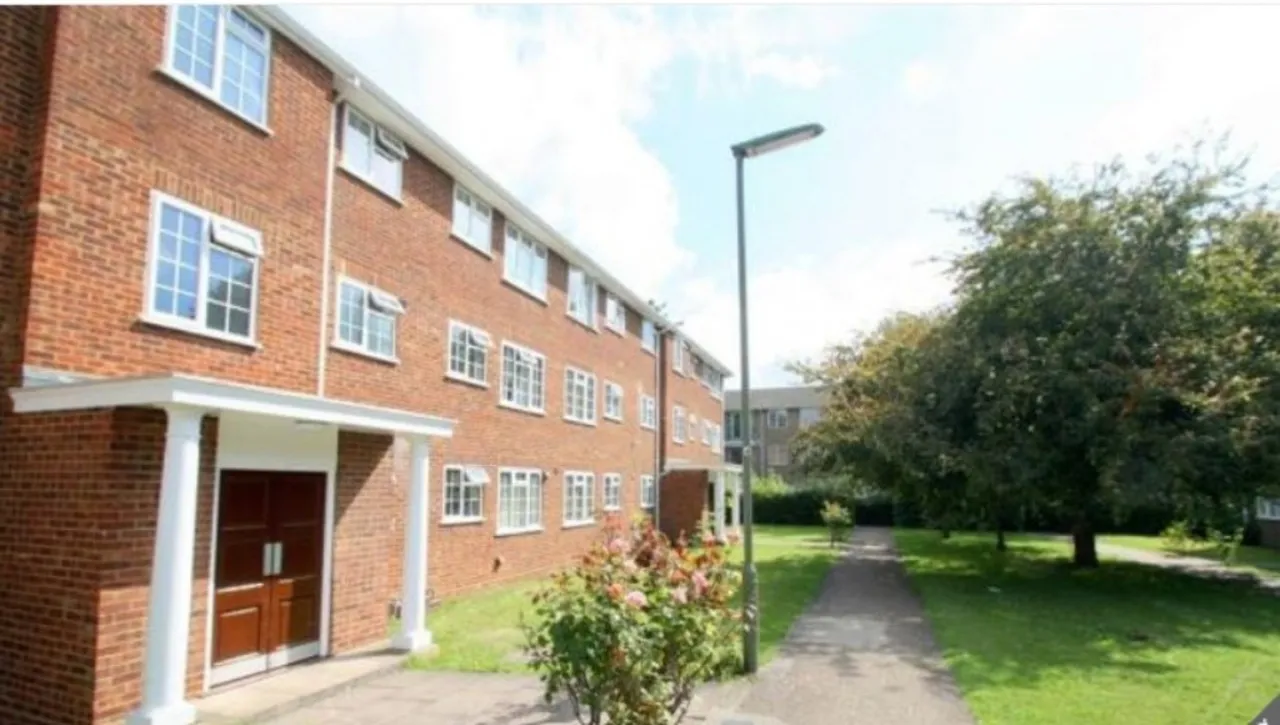 2 bed flat to rent, Swallow Close, Staines-upon-Thames