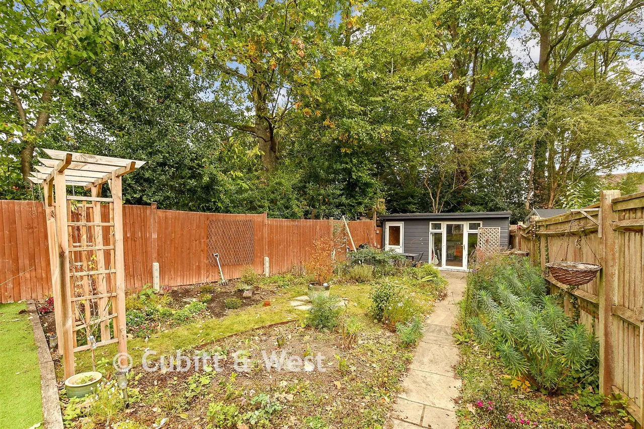 Calluna Drive, Copthorne, RH10, photo 18