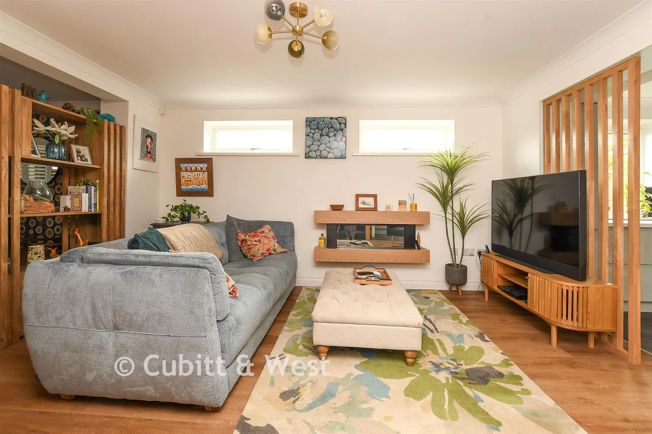 Calluna Drive, Copthorne, RH10, photo 3