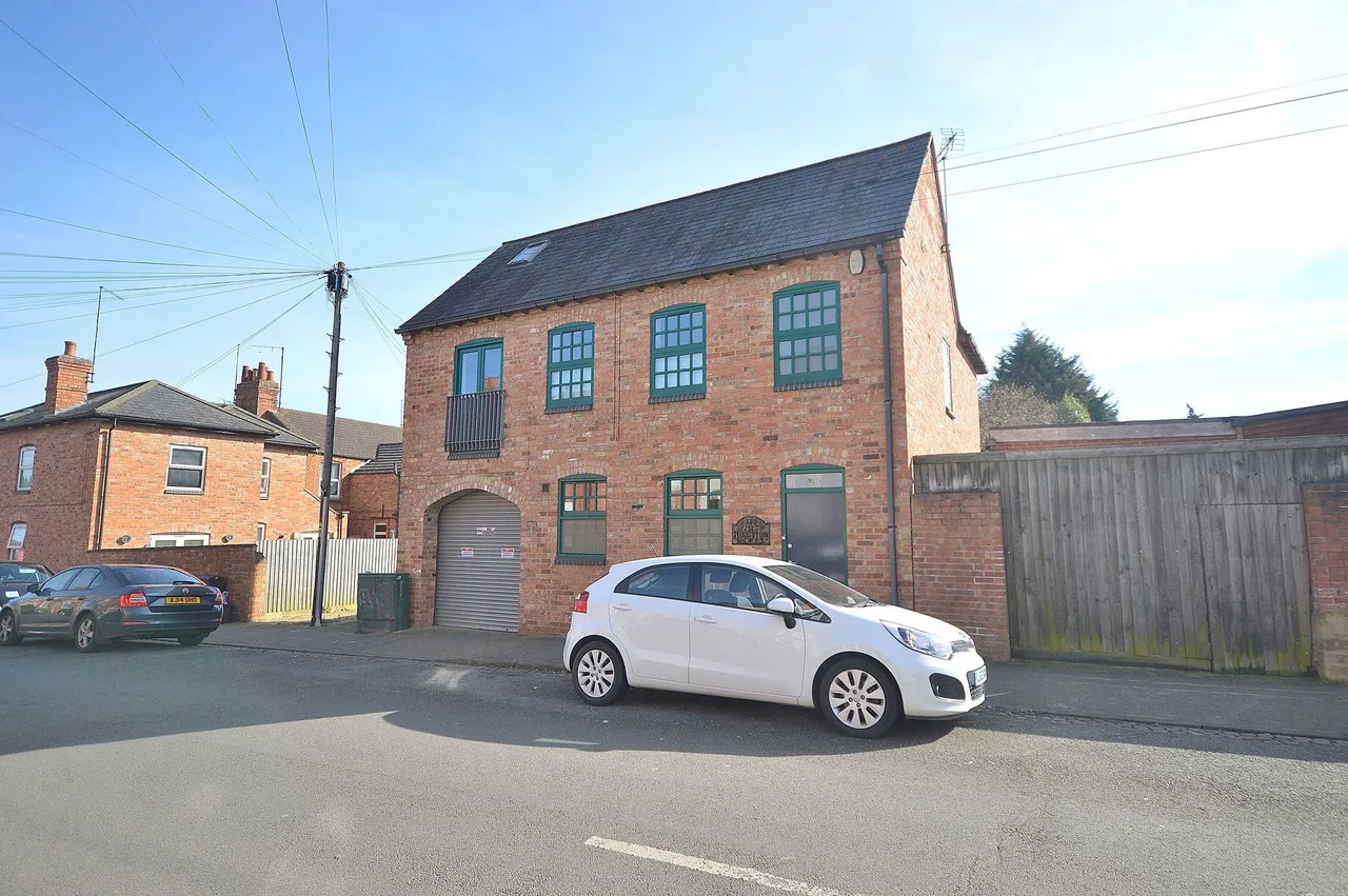3 bed house for sale — Junction Road, Northampton, NN2 7JA
