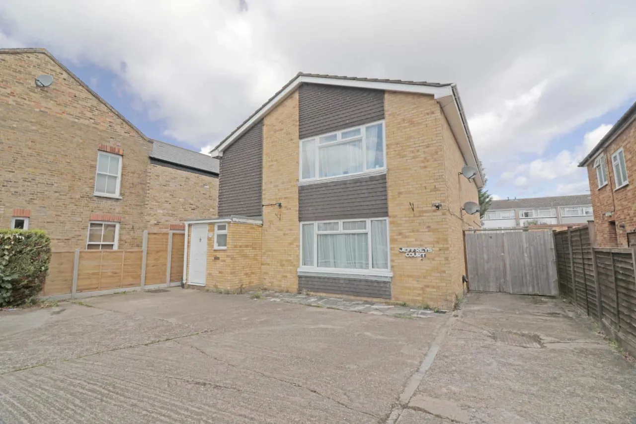 2 bed flat for sale — Dedworth Road, Windsor, SL4 4LG