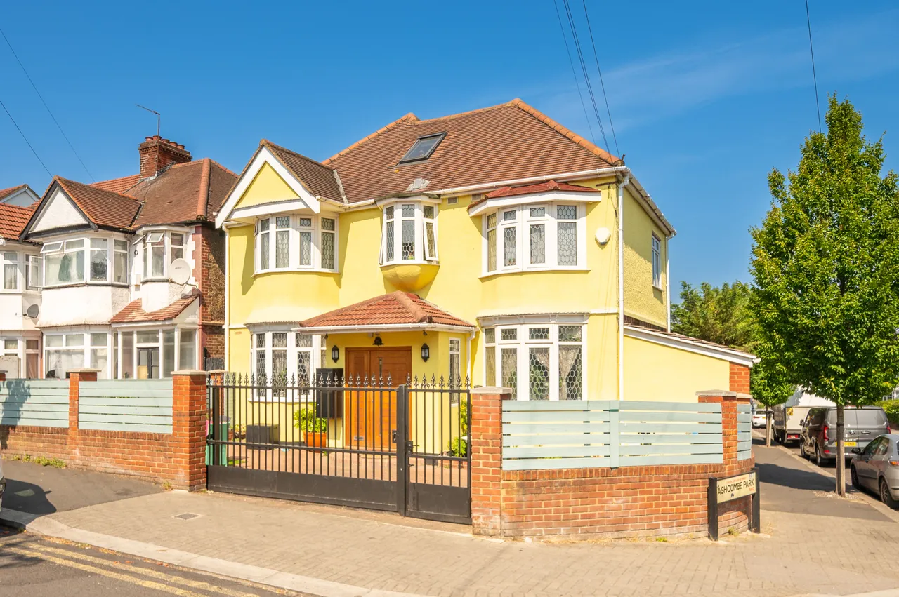 5 bed house for sale — 119 Cairnfield Avenue, London
