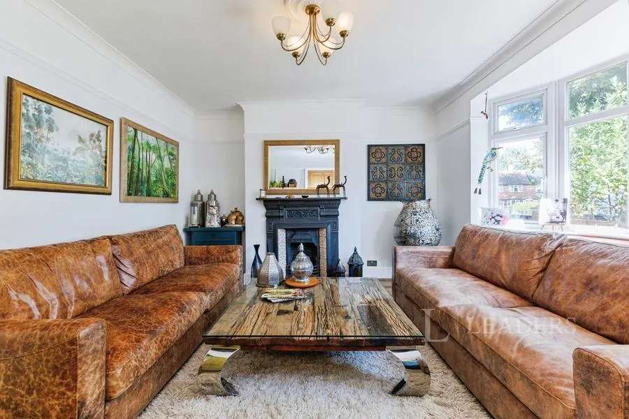 Sayes Court, Addlestone, KT15, photo 2