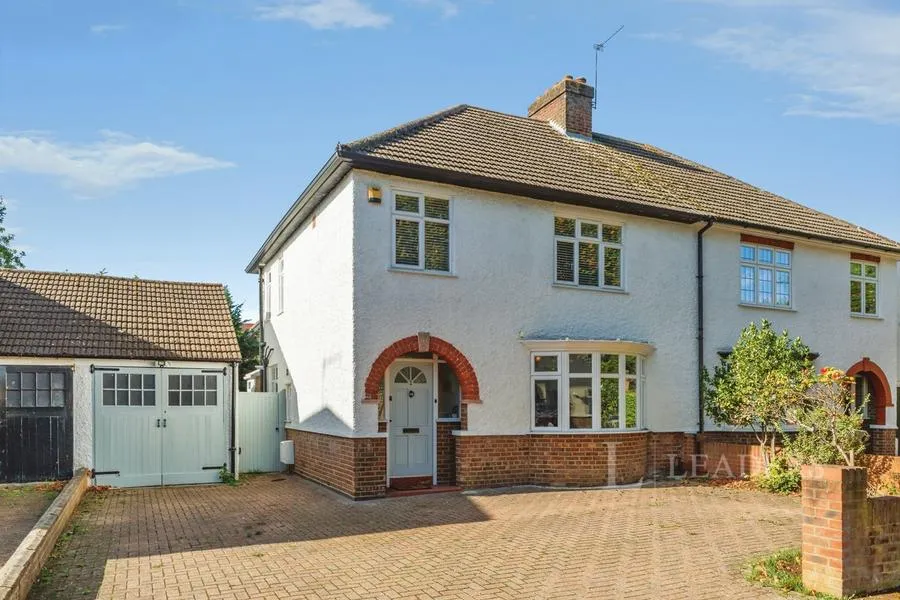 3 bed house to rent, Sayes Court, Addlestone, KT15