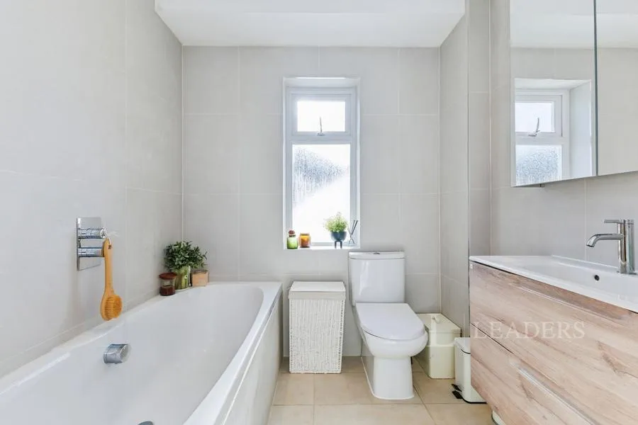 Sayes Court, Addlestone, KT15, photo 21