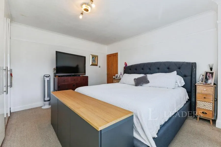 Sayes Court, Addlestone, KT15, photo 13