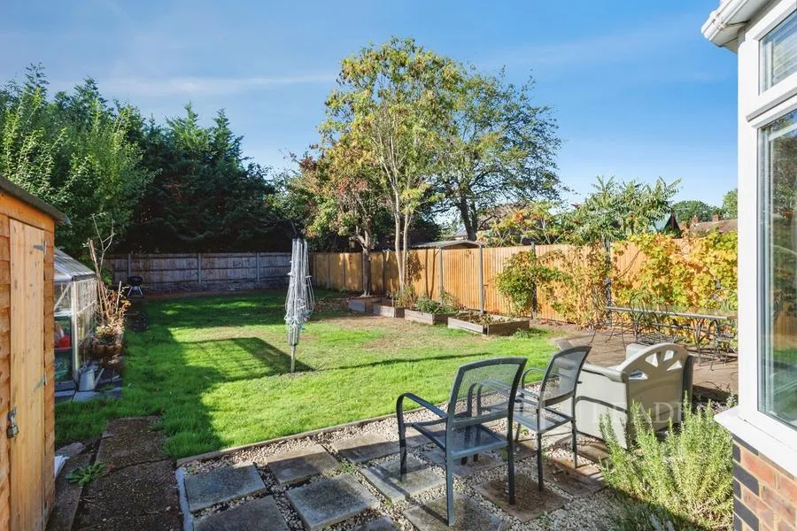 Sayes Court, Addlestone, KT15, photo 24