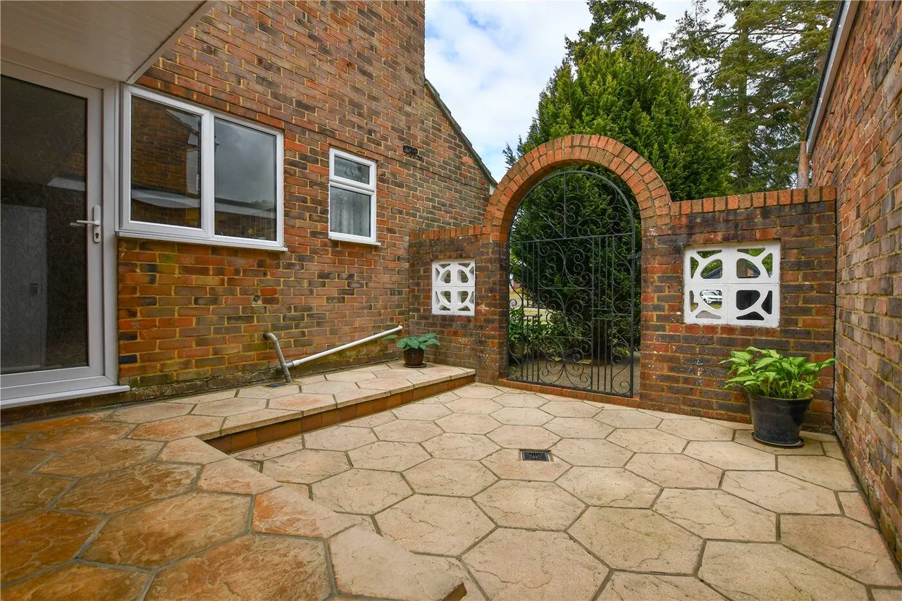 Oaklands Drive, Wokingham, RG41, photo 18