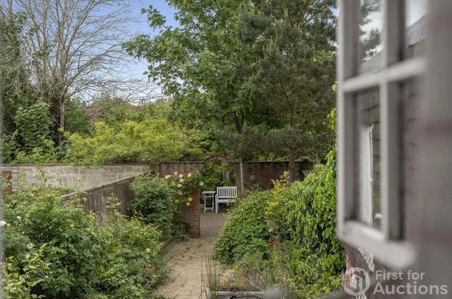High Street, Wargrave, RG10, photo 13