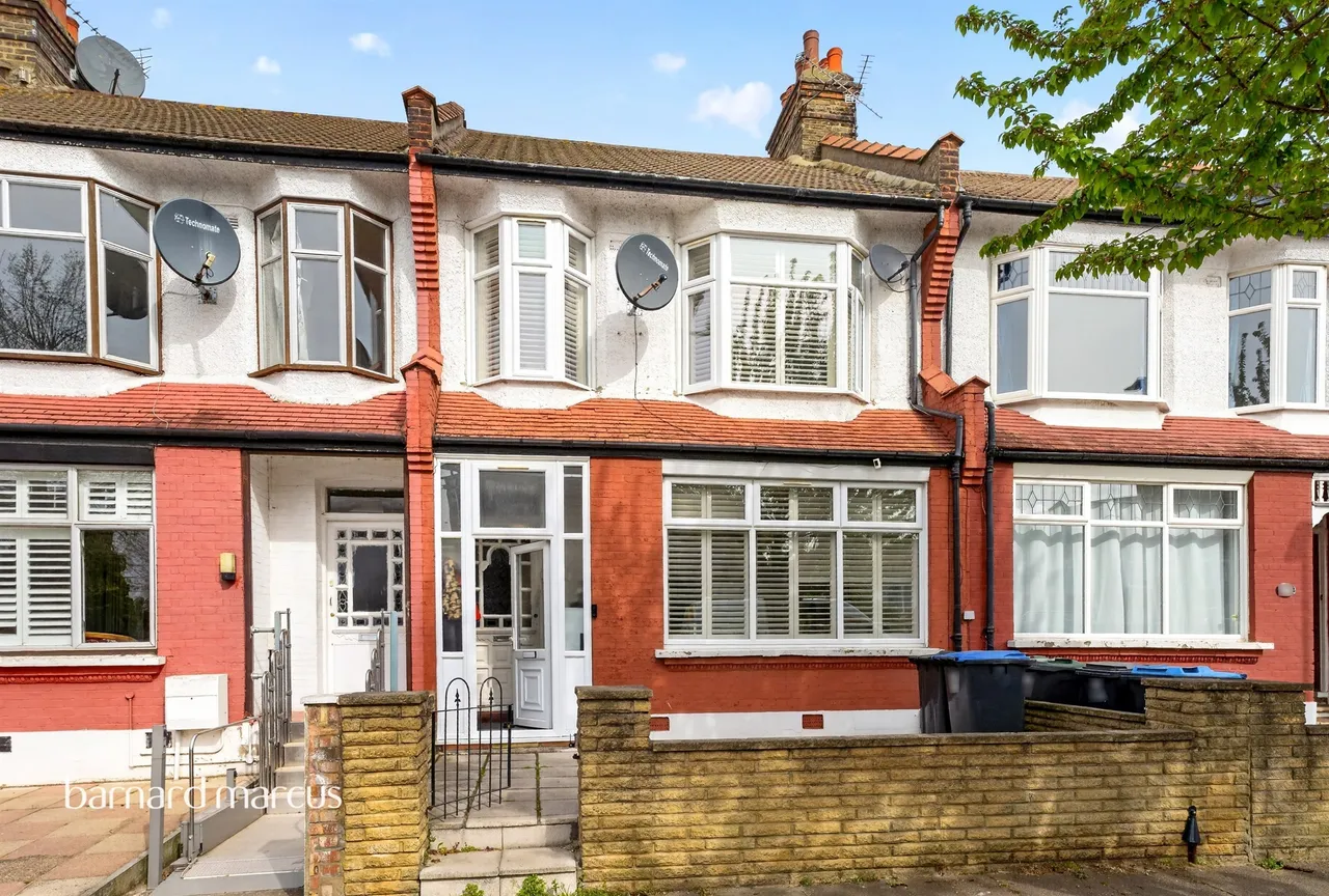 3 bed house for sale — Chimes Avenue, London