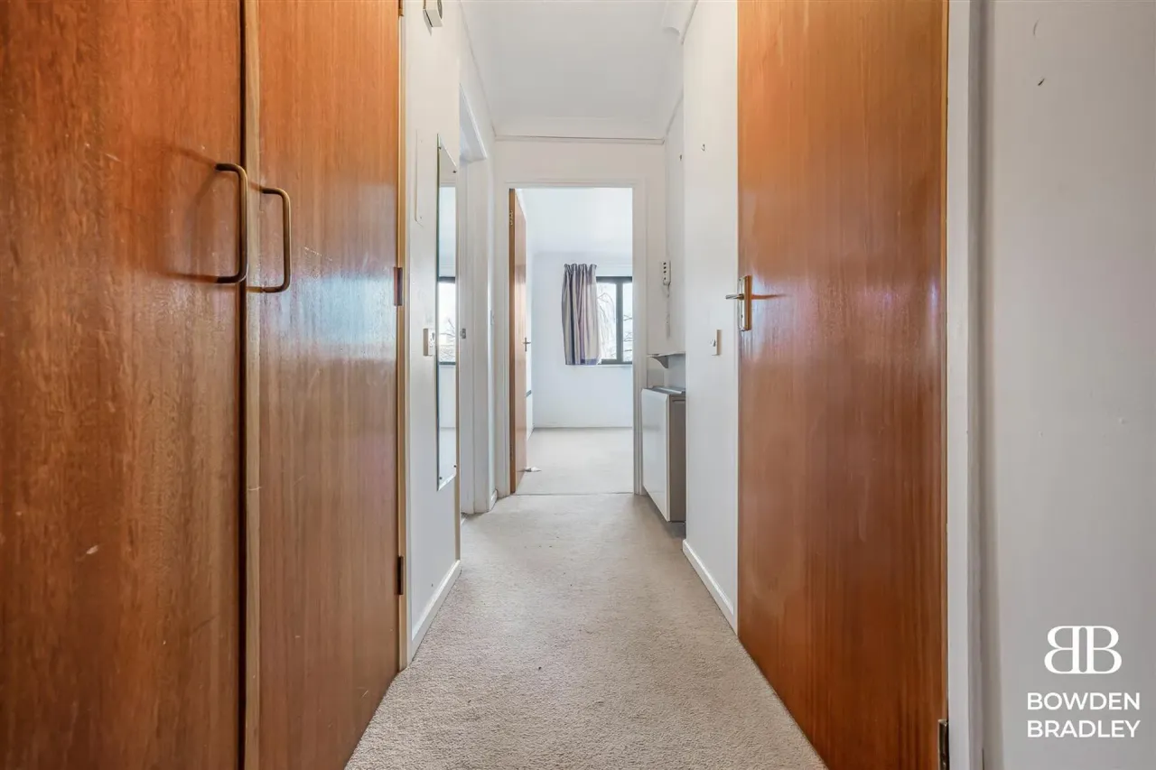 High Road, Manor Court Lodge, E18, photo 7