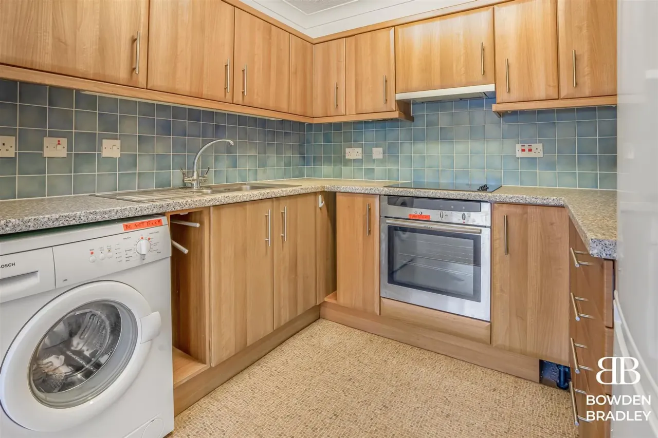 High Road, Manor Court Lodge, E18, photo 16