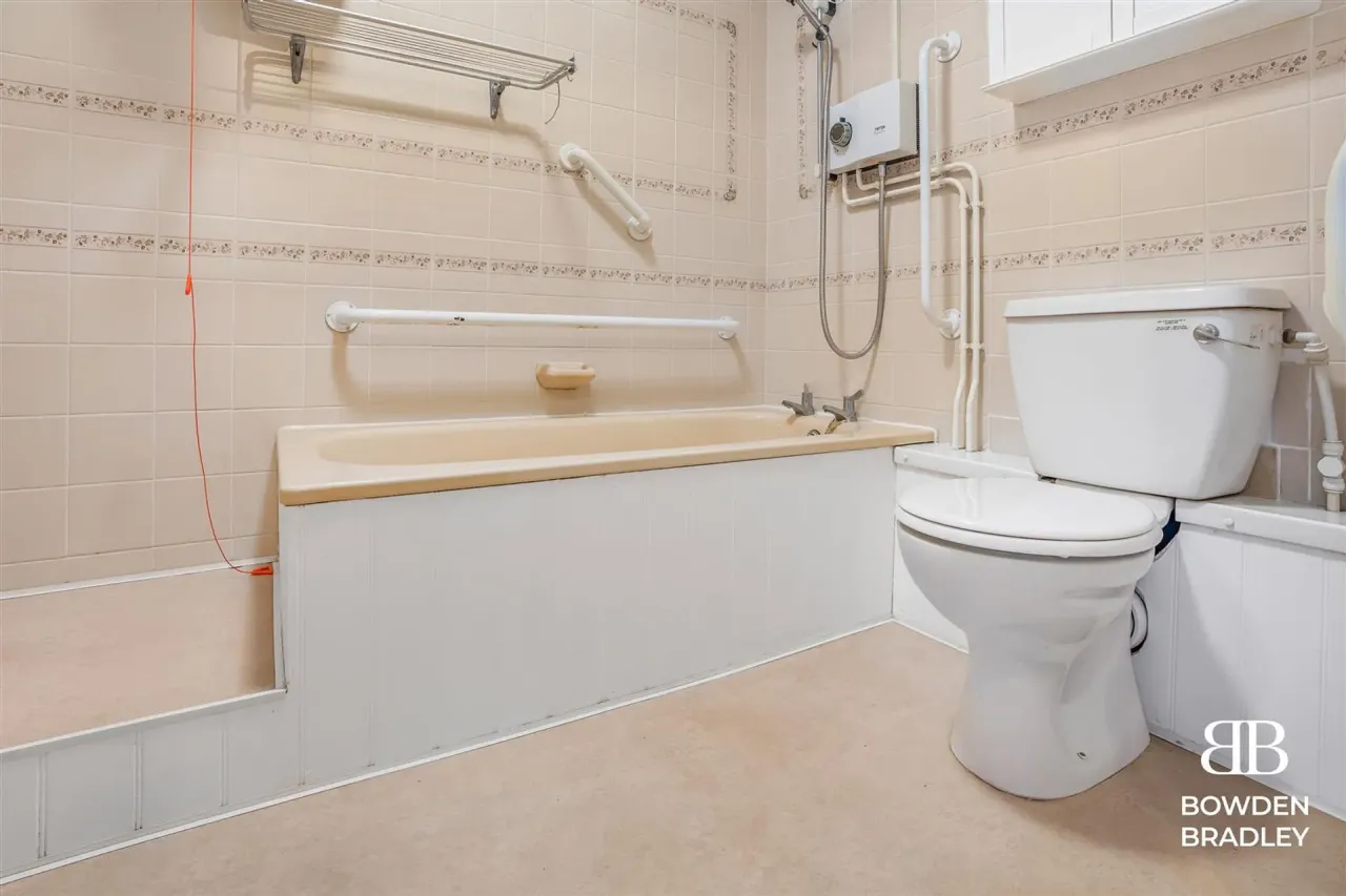 High Road, Manor Court Lodge, E18, photo 9