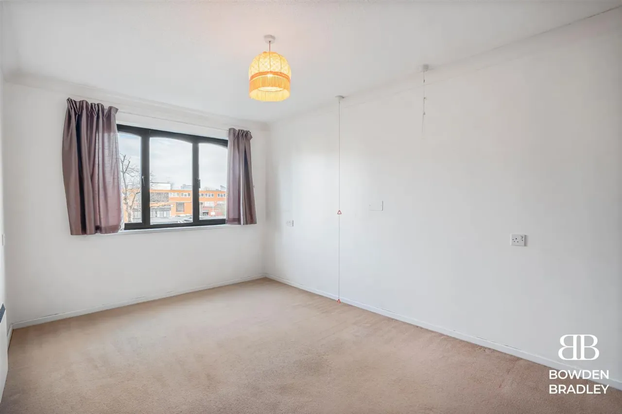 High Road, Manor Court Lodge, E18, photo 8