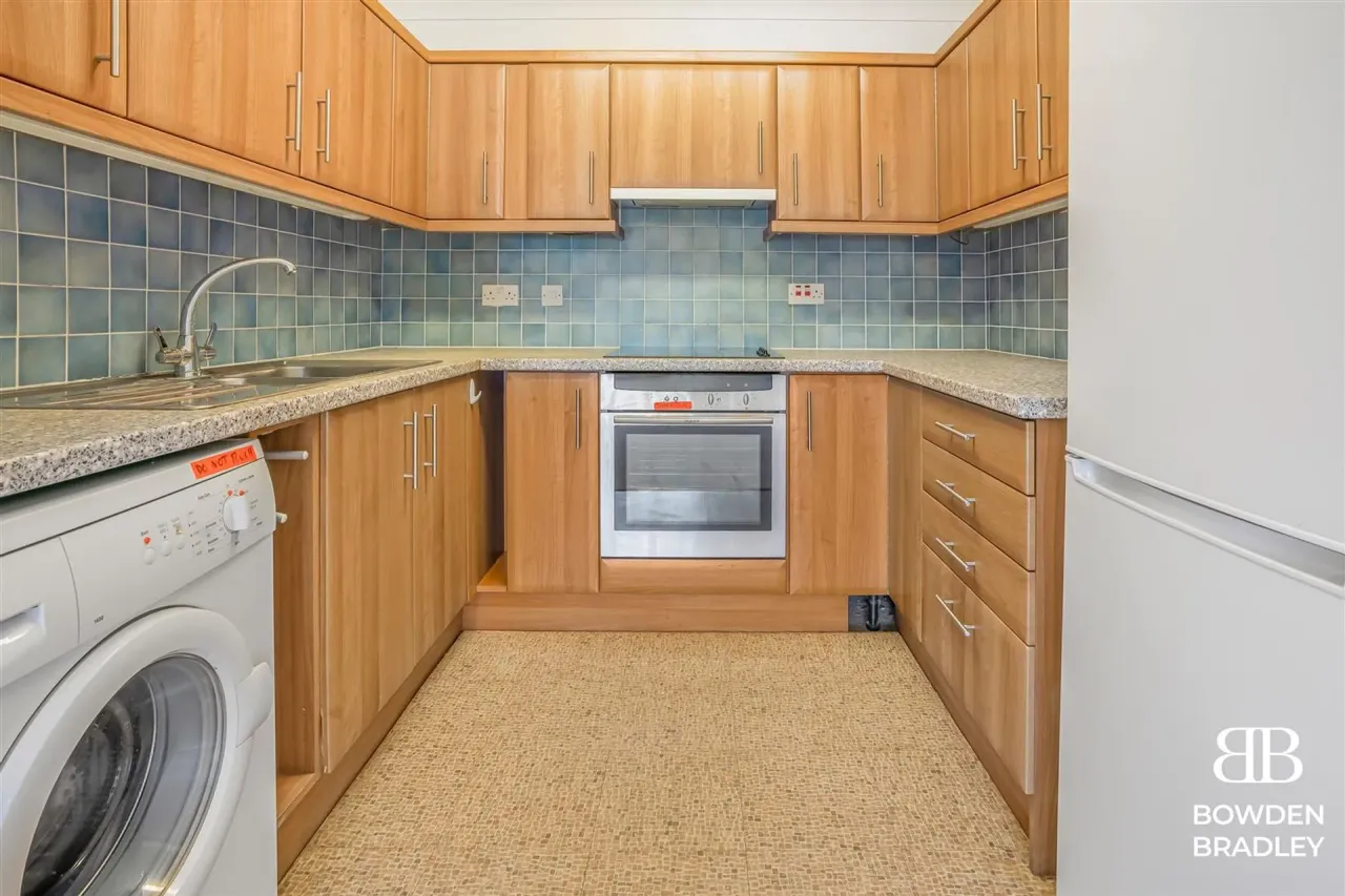 High Road, Manor Court Lodge, E18, photo 2