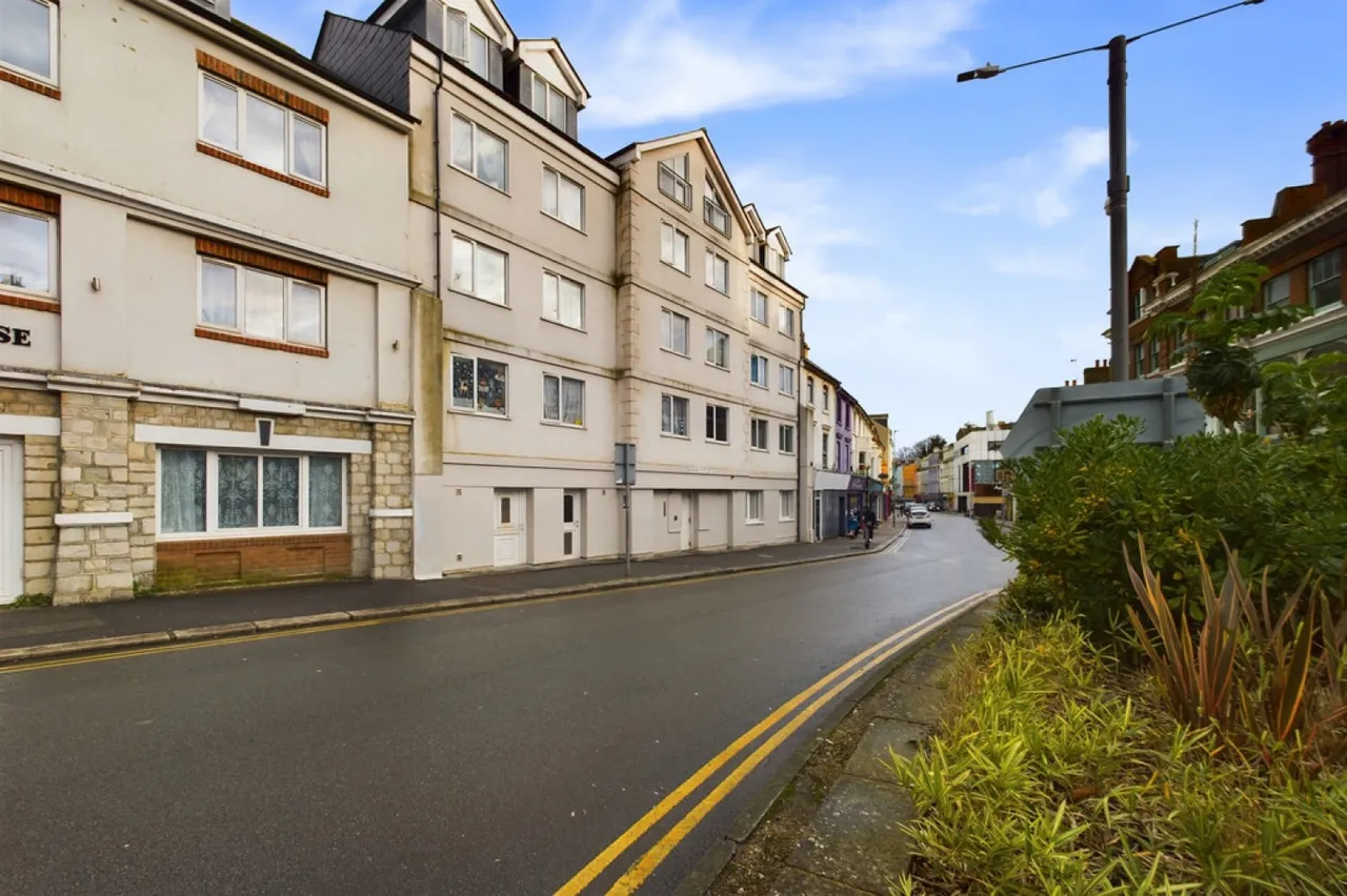 2 bed flat to rent — Manor Court, Tontine Street