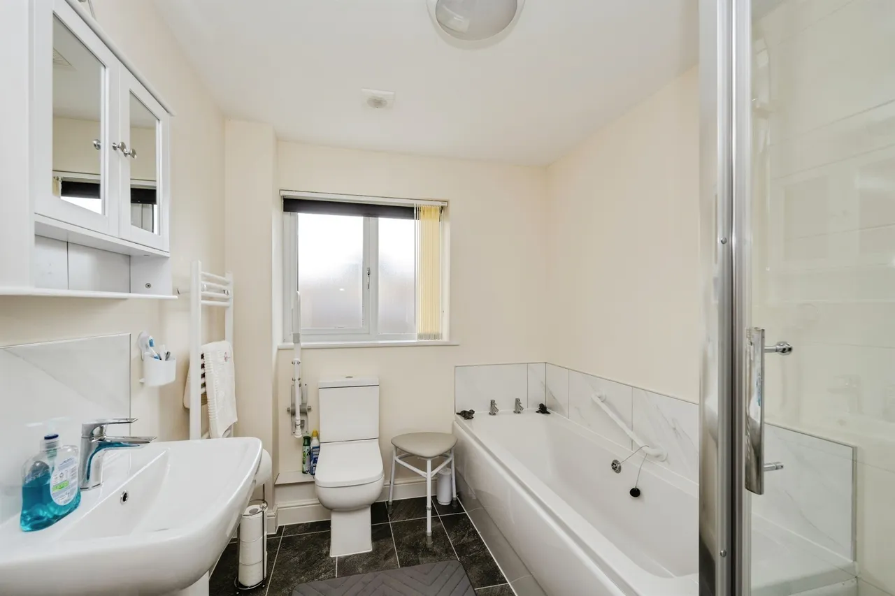 Clos Coed Derw Llanelli, SA14, photo 24