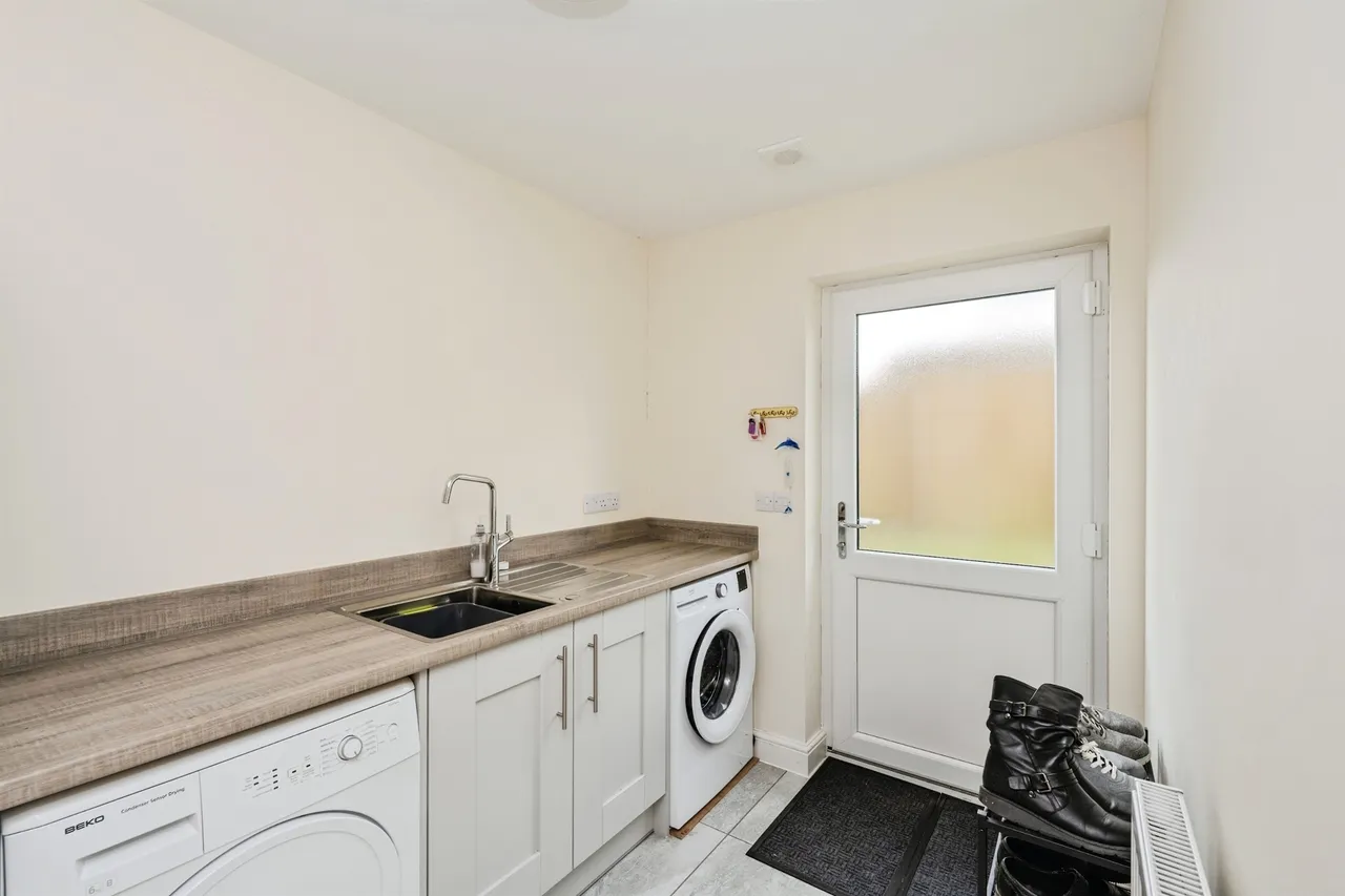 Clos Coed Derw Llanelli, SA14, photo 13