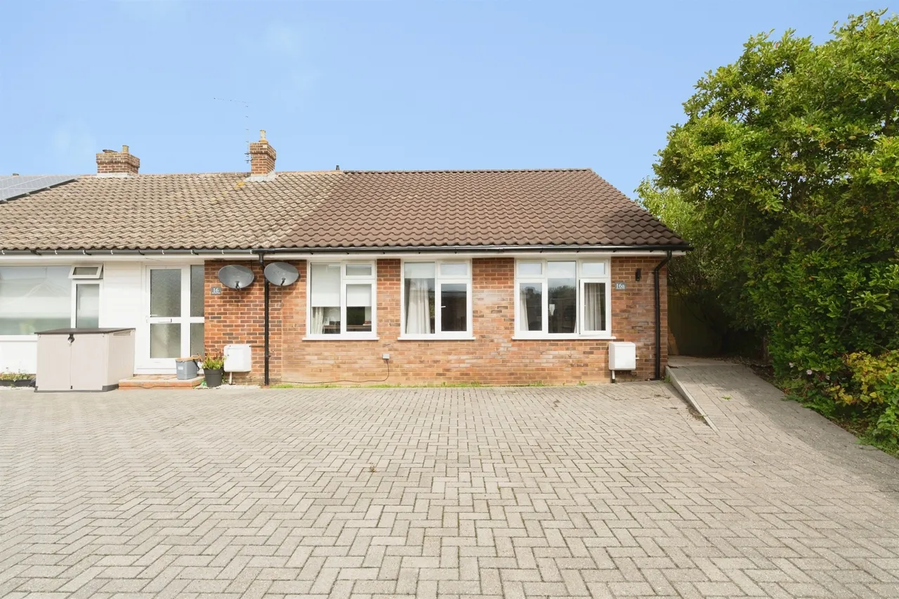 2 bed house for sale — Pine Trees Close, Angmering, Littlehampton