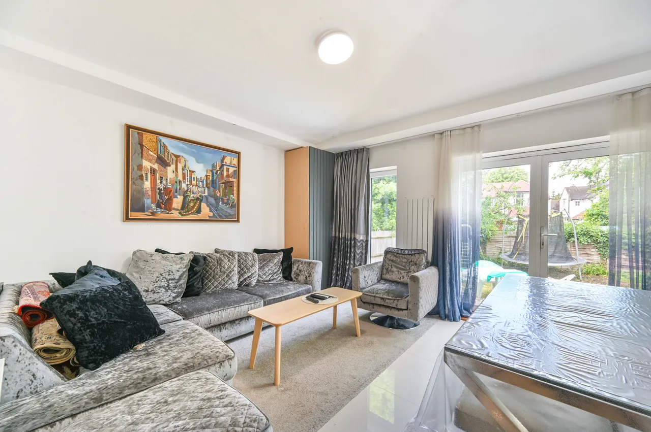 59 Beechcroft Gardens, Wembley, photo 2