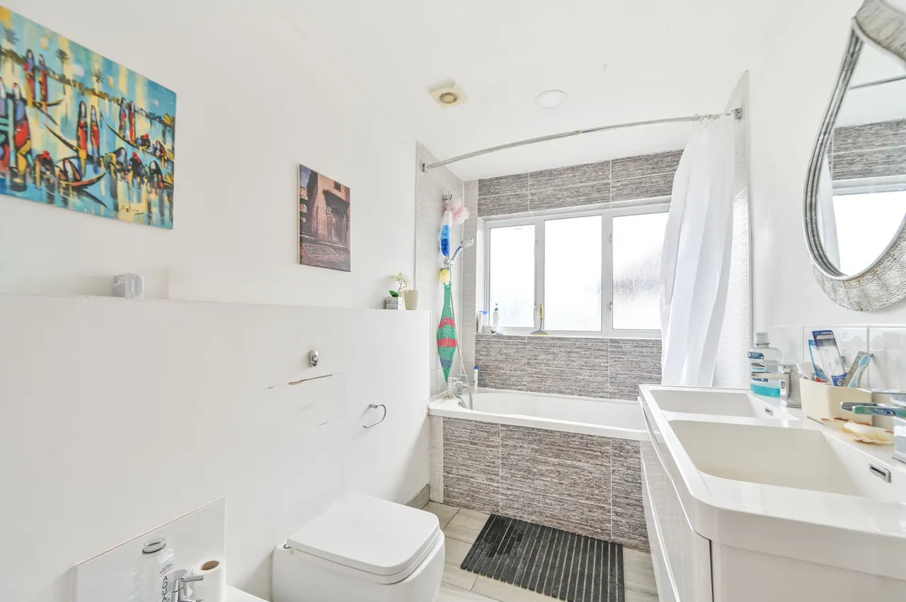59 Beechcroft Gardens, Wembley, photo 8