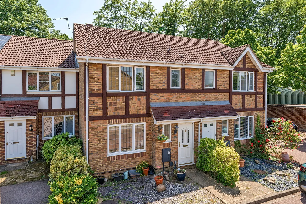 3 bed house for sale — Danesfield Close, Walton-On-Thames, KT12