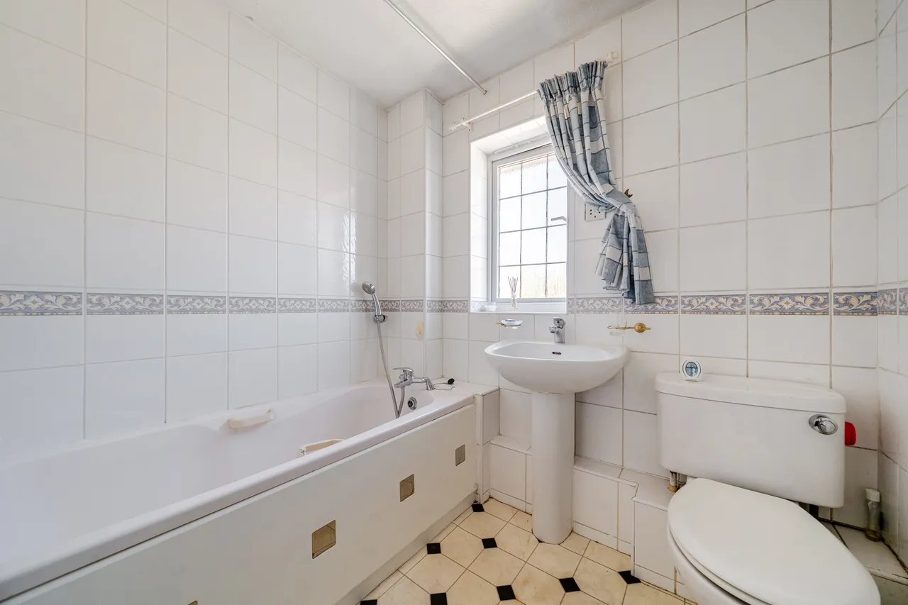 Danesfield Close, Walton-On-Thames, KT12, photo 8
