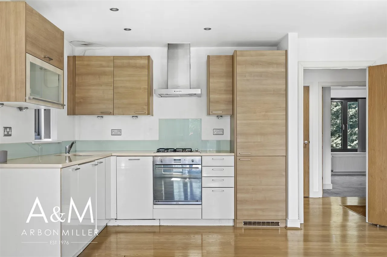 Buckhurst Way, Buckhurst Hill, Essex, IG96HD, photo 3