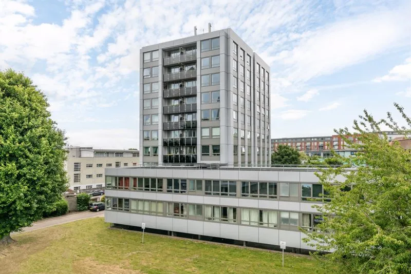 2 bed flat to rent — Wellington Close, Walton-On-Thames KT12 1BB