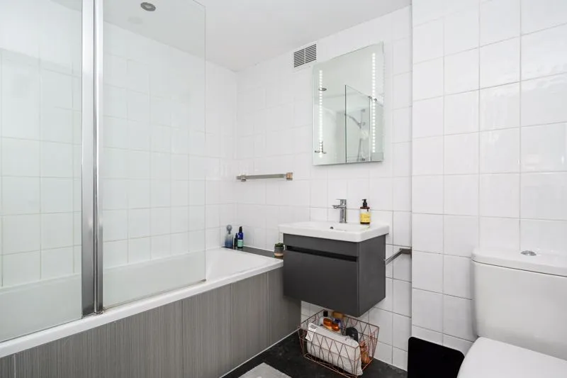 Wellington Close, Walton-On-Thames KT12 1BB, photo 8