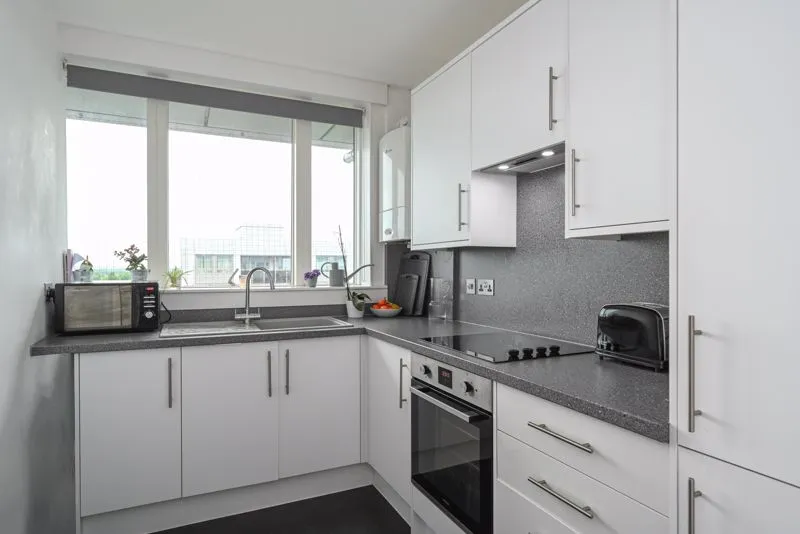 Wellington Close, Walton-On-Thames KT12 1BB, photo 3