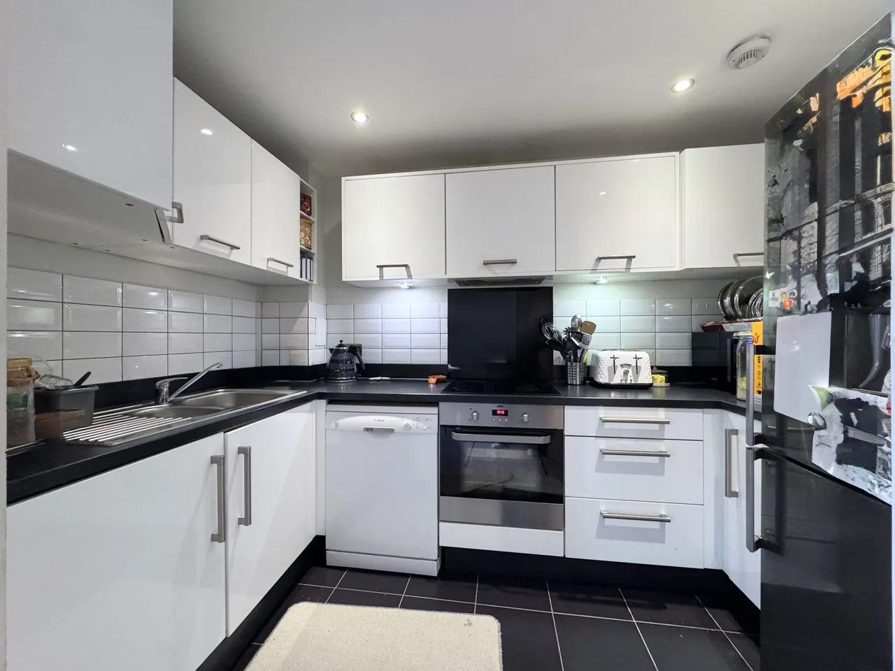 Nobel Close, Theodor Court, NW9, photo 2