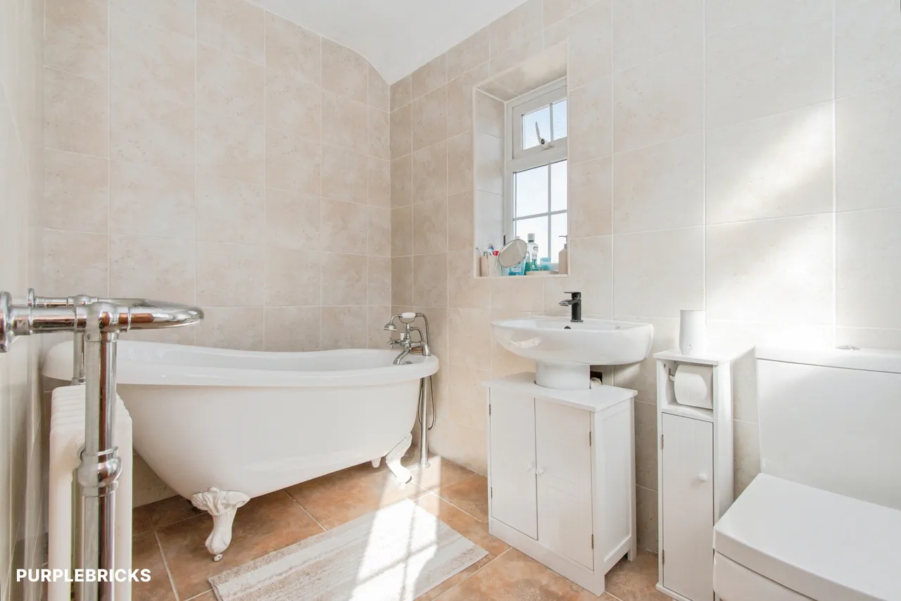 Long Crest, Pontefract, WF8, photo 7
