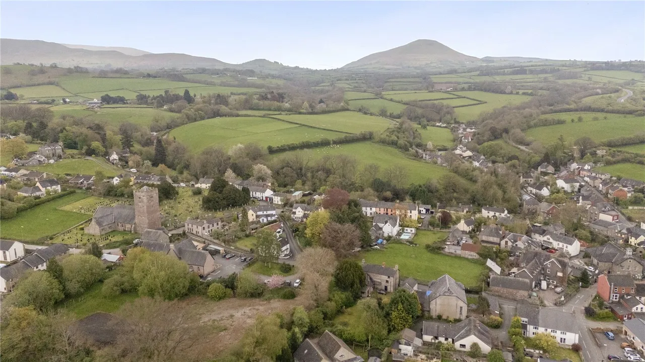 School Road, Talgarth, Brecon, Powys, LD3 0BB, photo 2