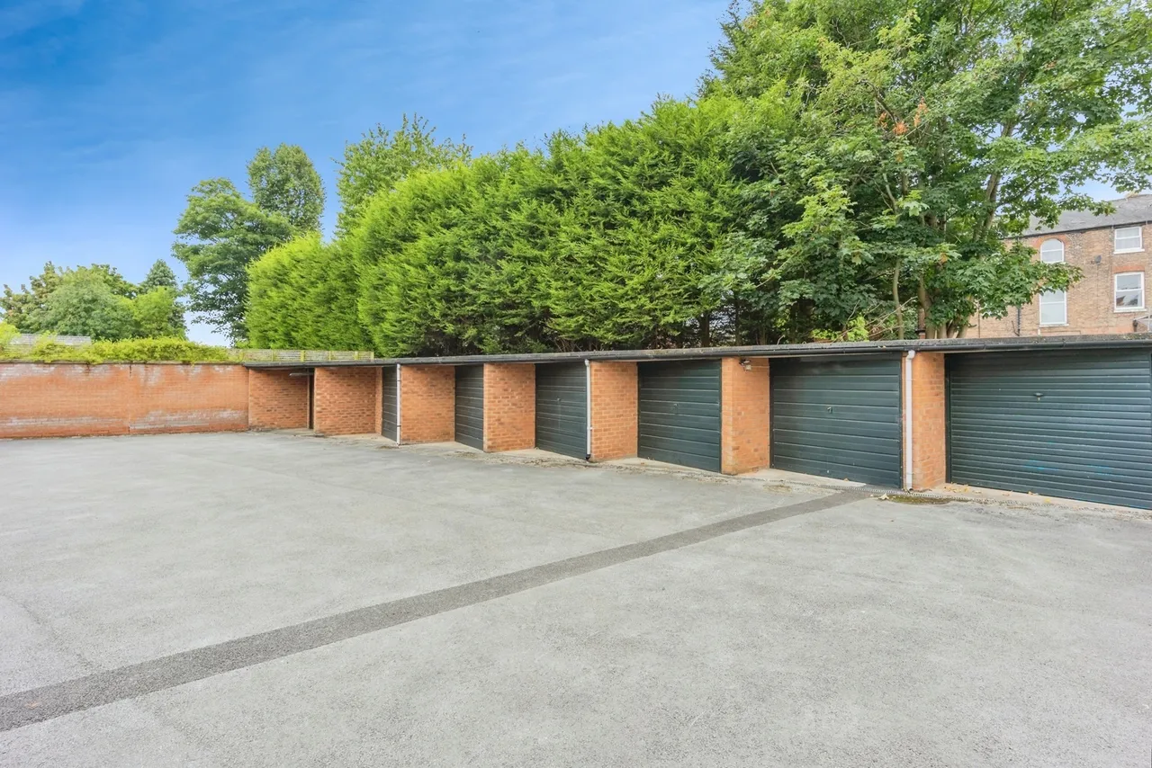 Oakfield, Sale, Greater Manchester, M33, photo 8