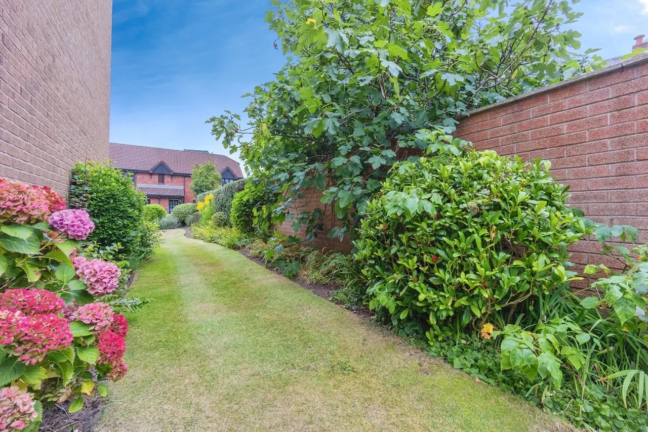 Oakfield, Sale, Greater Manchester, M33, photo 15