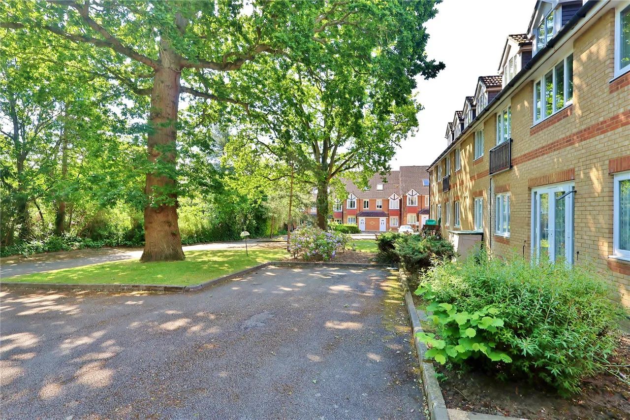 Alexandra Gardens, Knaphill, GU21, photo 17