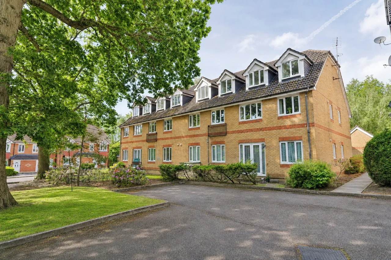 2 bed flat for sale, Alexandra Gardens, Knaphill, GU21