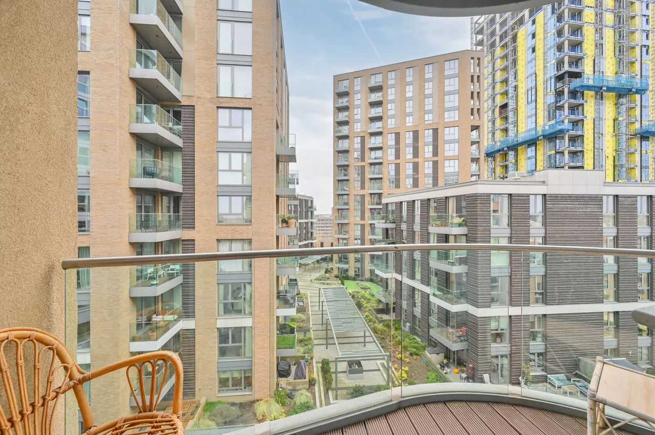 95 Orbis Wharf, Bridges Court Road, London, photo 5